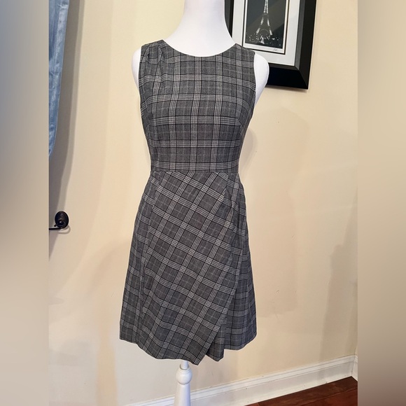 Banana Republic Dresses & Skirts - Banana Republic Gray‎ Plaid Sheath Dress